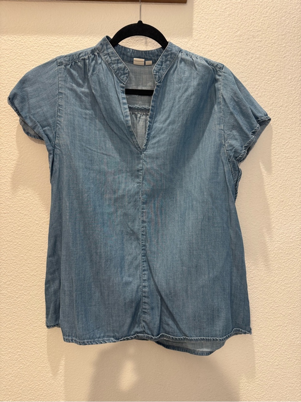 Gap denim flutter-sleeve V-neck top w/ split mandarin collar & lightweight wash
